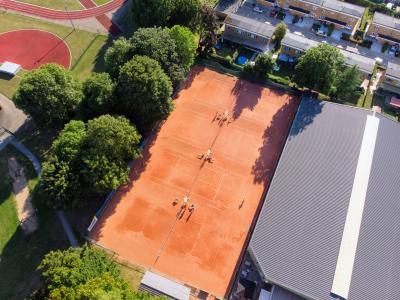 10 terrains extérieurs en terre battue