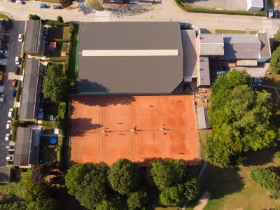 10 terrains extérieurs en terre battue