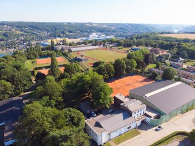 10 terrains extérieurs en terre battue