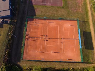 10 terrains extérieurs en terre battue