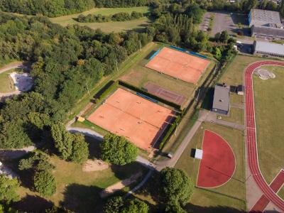 10 terrains extérieurs en terre battue