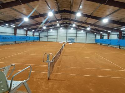 Hall couvert - 3 terrains en terre battue