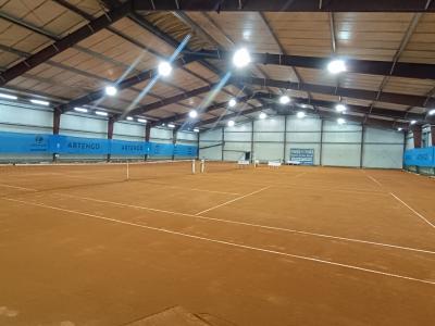 Hall couvert - 3 terrains en terre battue