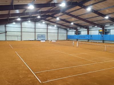 Hall couvert - 3 terrains en terre battue