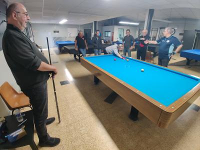 Aprés une journée de compétition Eric nous initie au jeu des 5 quilles