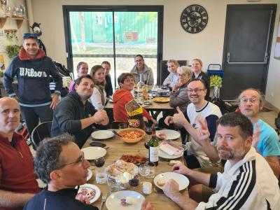 Un bon repas après les matchs par équipe